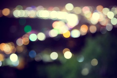 Şehirde koyu arkaplanı olan bulanık ışık deodorantı