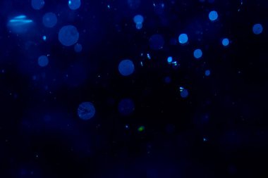 Siyah arkaplanda bulanık mavi ışık bokeh