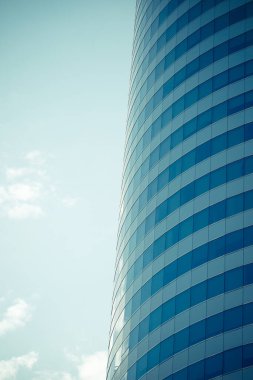 Cam yansımalı modern ofis binası