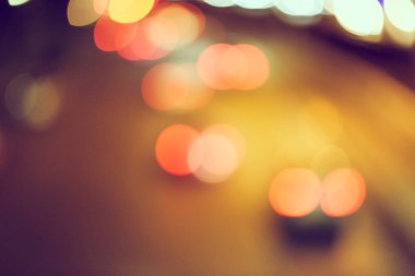 Şehir arka planındaki Bokeh hafif trafiğinin odak noktasını kapat