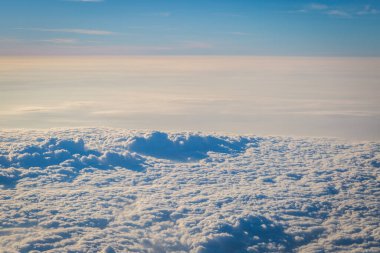 Gökyüzü ve bulutlar uçağın arka planından görüldü.