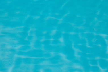 Mavi su dalgalanma yansıma yüzme havuzu arka planda