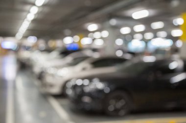 Arabanın park yerindeki bulanık ışık ve bokeh arkaplanlı