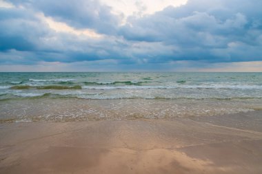 Gün batımından önce sahilde gökyüzü ve bulutlar.