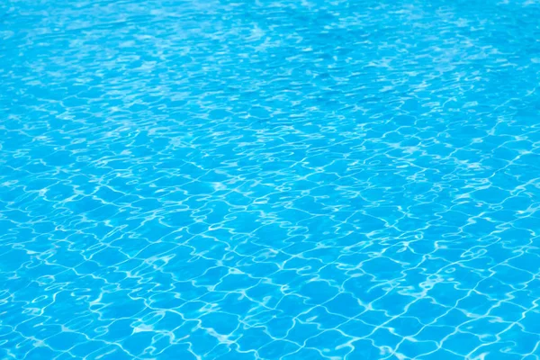 青いスイミングプールの背景の水からの反射 — ストック写真