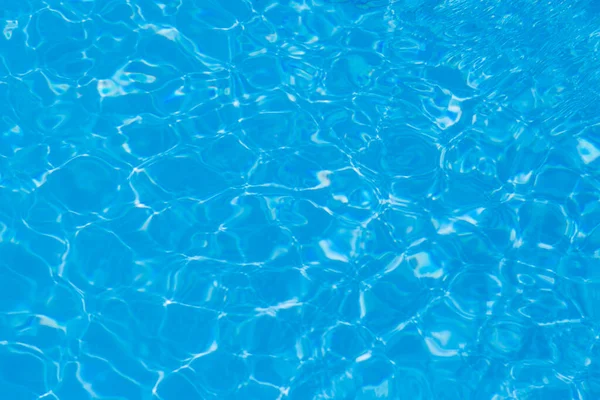 スイミング プールの背景に青い水リップル反射 — ストック写真