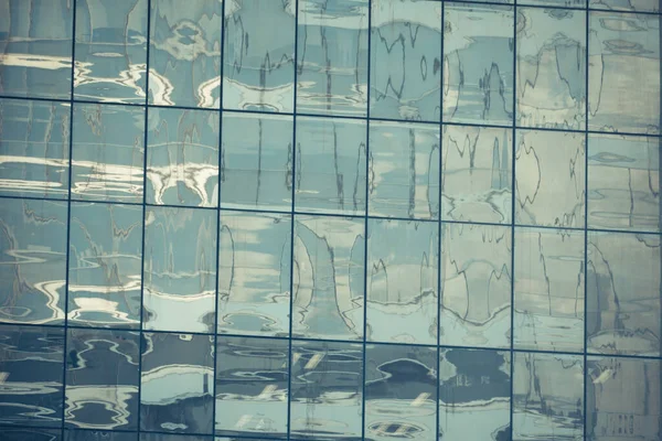Modern Kantoorgebouw Met Glazen Reflectie Achtergrond — Stockfoto