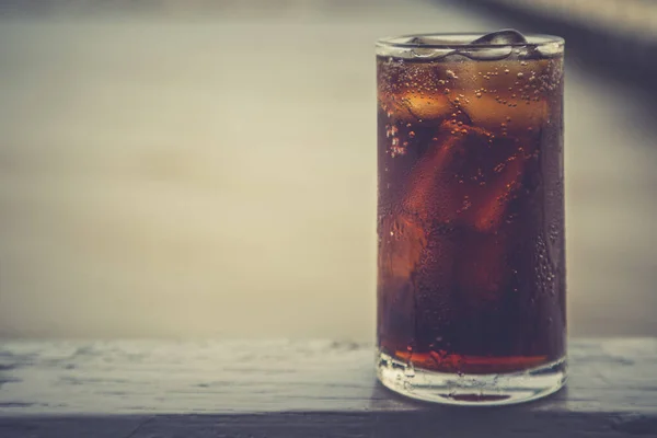 Cola Met Ijs Het Glas Klaar Drinken Voor Verfrissing Wazige — Stockfoto