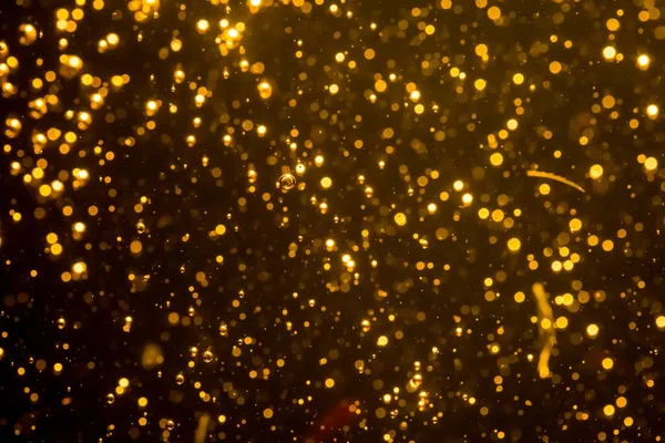 为圣诞快乐和新年的背景 金色的模糊闪烁着的彩灯 抽象的Bokeh — 图库照片