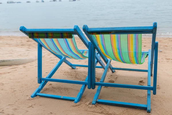 해변에 침대는 관광객들이 앉아서 자연의 배경을 느긋하게 곳이다 — 스톡 사진