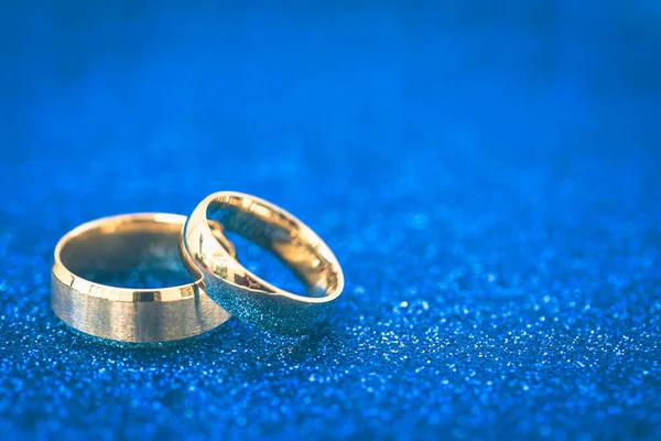 Gold Wedding Rings Bride Groom Dark Blue Gliter Background — Stock Photo, Image