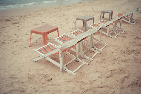 해변에 침대는 관광객들이 앉아서 자연의 배경을 느긋하게 곳이다 — 스톡 사진