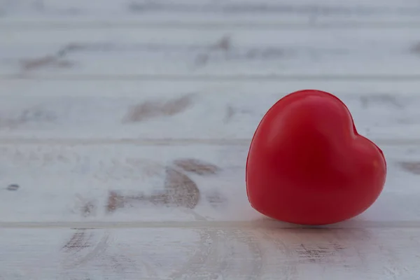 Rotes Herz Auf Altem Weißem Holz Als Hintergrund — Stockfoto