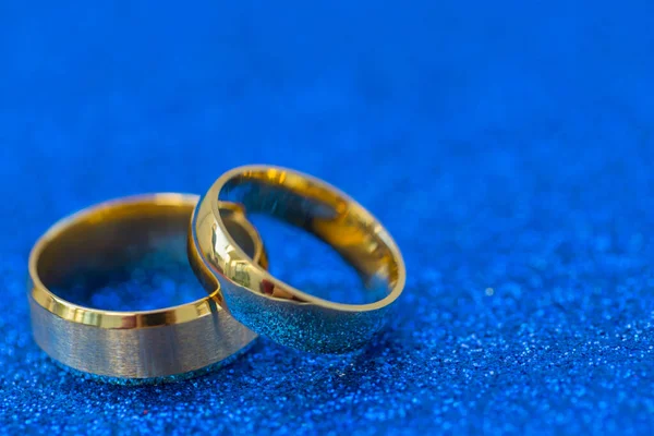 Gouden Trouwringen Van Bruid Bruidegom Donkerblauwe Gliter Achtergrond — Stockfoto