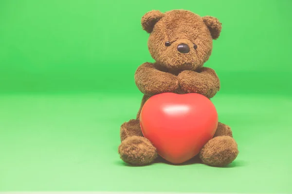 Medvídek Hnědý Drží Červené Srdce Zeleném Pozadí Prázdným Prostorem — Stock fotografie