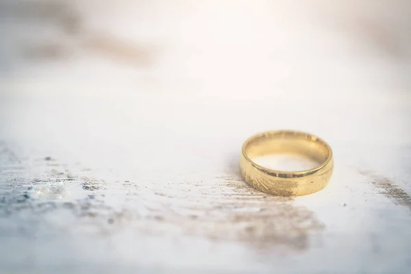 Arany Gyűrűk Jegygyűrűk Menyasszony Vőlegény Fehér Évjárat Háttér — Stock Fotó