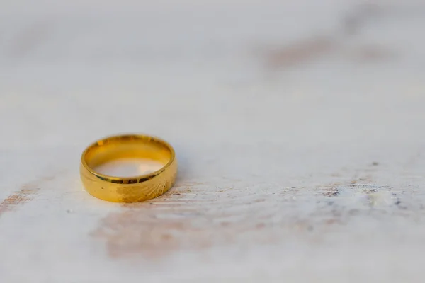 Goldene Ringe Trauringe Von Braut Und Bräutigam Auf Weißem Vintage — Stockfoto