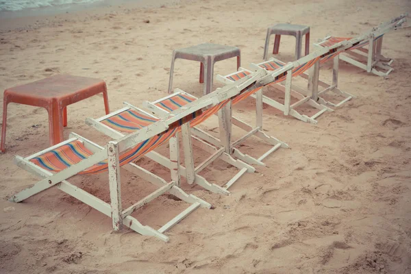 ビーチでのビーチベッドは 自然の背景を座ってリラックスする観光客を歓迎します — ストック写真