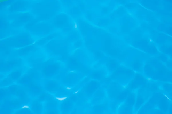 Αντανάκλαση Του Μπλε Νερού Κυματισμός Στο Παρασκήνιο Πισίνα — Φωτογραφία Αρχείου