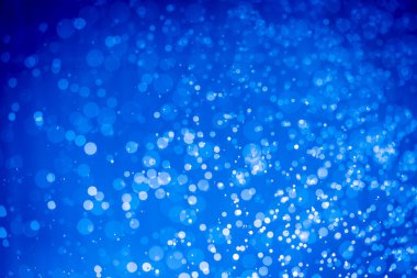 Soyut koyu mavi noel sim ışıkları bokeh arkaplanının odak noktasını kaldırdı