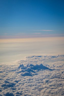 Gökyüzü ve bulutlar uçağın arka planından görüldü.