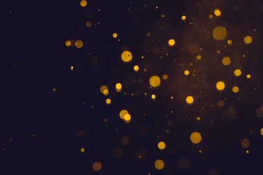 Siyah arkaplanda koyu soyut altın bokeh parıltısı