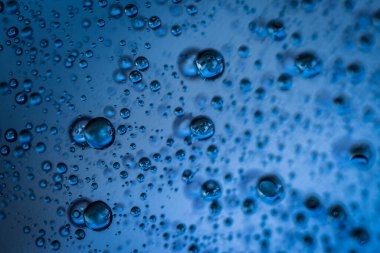 Mavi arkaplanda su damlacıkları