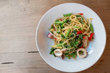 Eski ahşap masa arka planında sarhoş spagetti.