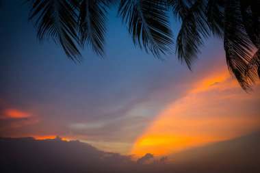 Sahilde gökyüzü ve bulut gün batımında sahne arkasında