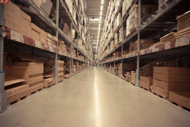 Ürün ve mal stokları ile depoya giden yol