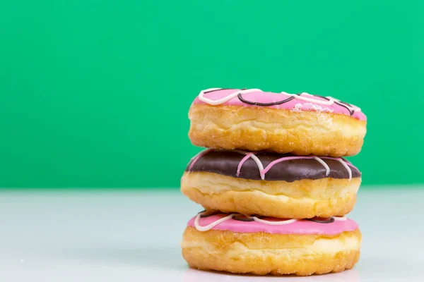 Kleurrijke Donuts Gestapeld Geïsoleerd Witte Achtergrond — Stockfoto