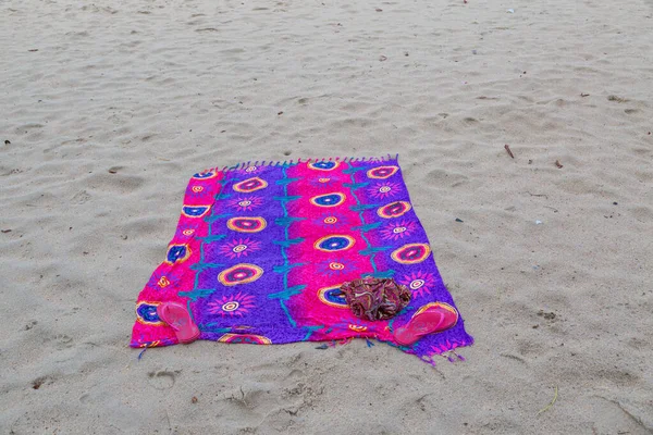 Paño Asiento Playa Arena Para Relajarse Con Playa Tropical Fondo Imagen de archivo