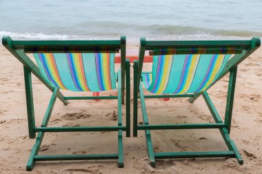 Kumsaldaki sahil yatağı. Turistleri karşılamak için. Oturup rahatlamak için.