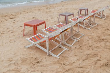 Kumsaldaki sahil yatağı. Turistleri karşılamak için. Oturup rahatlamak için.