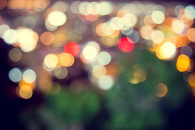 Şehirde koyu arkaplanı olan bulanık ışık deodorantı