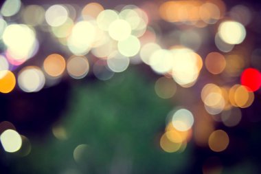 Şehirde koyu arkaplanı olan bulanık ışık deodorantı