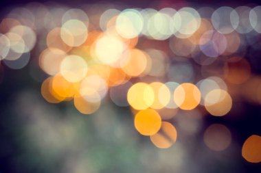 Şehirde koyu arkaplanı olan bulanık ışık deodorantı