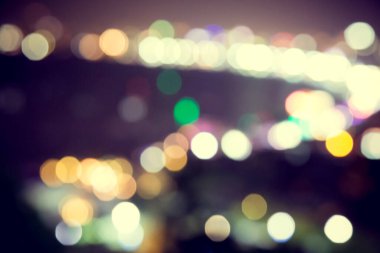 Şehirde koyu arkaplanı olan bulanık ışık deodorantı