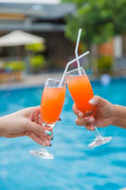 Kutlama toplantısı için havuzda kokteyl partisi.