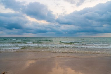 Gün batımından önce sahilde gökyüzü ve bulutlar.
