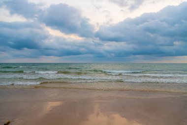 Gün batımından önce sahilde gökyüzü ve bulutlar.