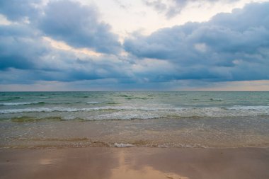Gün batımından önce sahilde gökyüzü ve bulutlar.