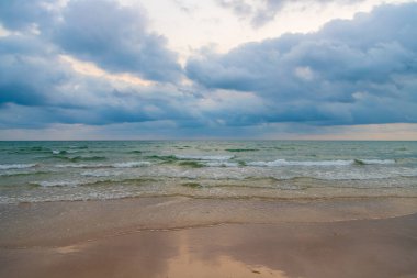 Gün batımından önce sahilde gökyüzü ve bulutlar.