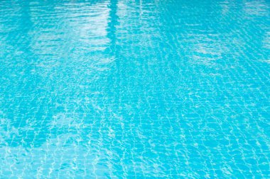 Mavi yüzme havuzunun arka planındaki sudan yansımalar.