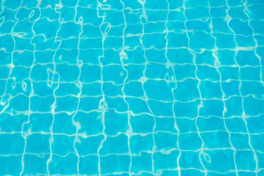 Mavi yüzme havuzunun arka planındaki sudan yansımalar.