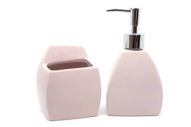 Beyaz zemin üzerinde modern seramik sıvı sabun şişesi