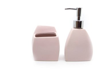 Beyaz zemin üzerinde modern seramik sıvı sabun şişesi