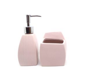 Beyaz zemin üzerinde modern seramik sıvı sabun şişesi