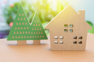 Ağaç bahçesi geçmişi olan model aile evi.