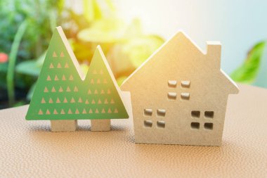 Ağaç bahçesi geçmişi olan model aile evi.